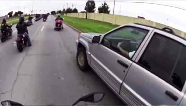 En utålmodig bilist kjører forbi motorsyklene på feil side – det får han angre på!