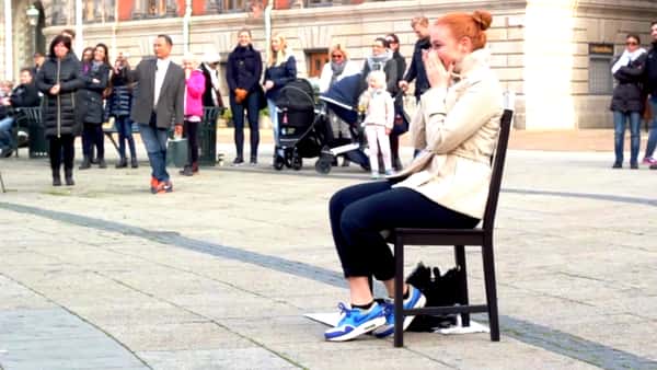 Hun sitter på en stol i Malmø, og aner ikke hva som skjer – men sekunder etter..Wow!