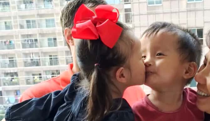 Den lille jenta kunne ikke glemme bestevennen sin fra barnehjemmet i Kina, ett år senere møtes de igjen!