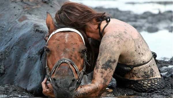 Hun sitter fortvilet i gjørma med sin døende hest. Så kommer hjelpen fra uventet hold.
