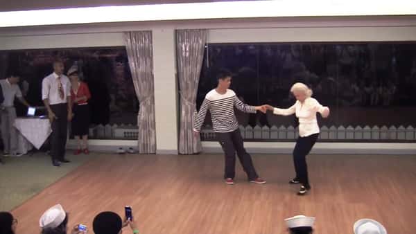 Hun feirer 90-årsdagen sin, og gutta står i kø for å få en dans med henne!