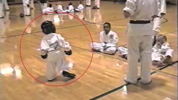 En jente øver på selvforsvar med karateinstruktøren, plutselig får hun hjelp i fra uventet hold!
