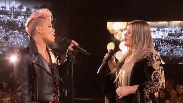 Pink og Kelly Clarkson slår seg sammen og synger så vakkert at publikum får tårer i øynene!