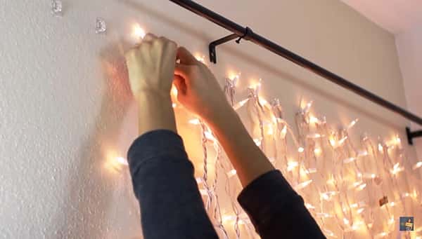 Har du en vegg som trenger å lyses opp? Se hva hun gjør på soverommet sitt!