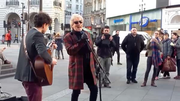 Rod Stewart hører at gatesangeren synger hans sang – da griper han mikrofonen!