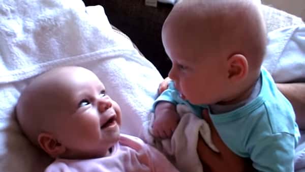 Tvillingbabyene har ikke lært å snakke enda, men denne søte samtalen kommer til å få deg til å smelte!