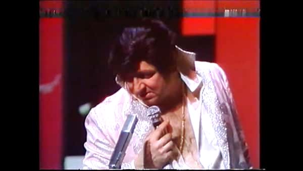 Mange har imitert Elvis – men ingen så festlig som Rolv Wesenlund!