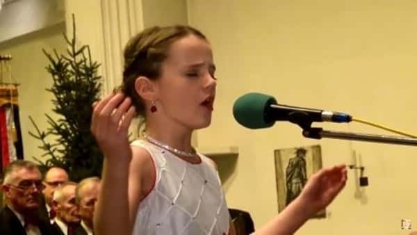 11-åringen synger juleklassikeren så kraftfullt og vakkert at det er nesten ikke til å tro!