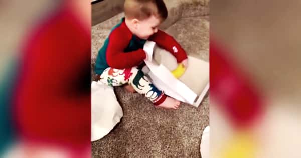 To-åringen får en banan i julegave – sjekk den herlige reaksjonen!