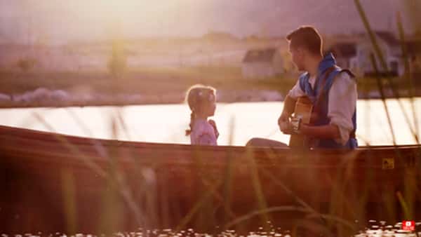 Tre åringen sitter i båten med pappa – når de begynner å synge blir det helt magisk!