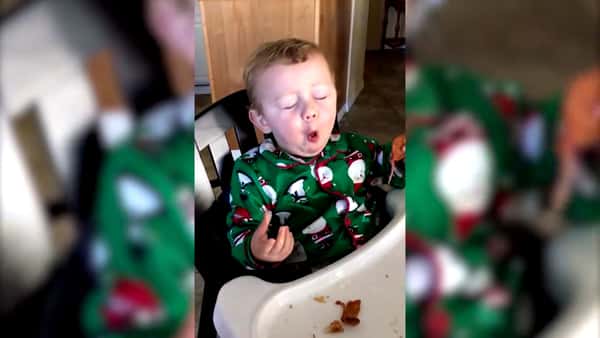 Den lille gutten får smake bacon for første gang – sjekk den søte reaksjonen!