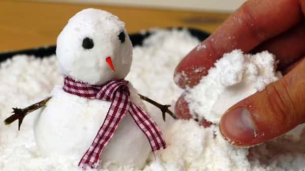 Barn i alle aldere vil elske denne kunstige snøen – laget av to enkle ingredienser!