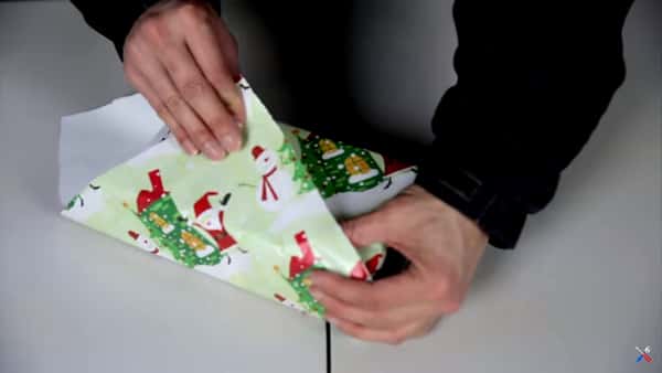 Japaneren viser oss trinnvis hvordan han pakker inn en gave på 30 sekunder – med mindre papir og tape!