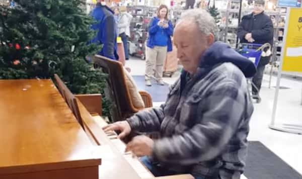 Mannen slår seg ned ved pianoet, og like etter stopper alle opp og lytter!