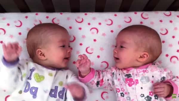 Tvillingjentene er bare tre måneder gamle, når mamma ser dette blir hun helt varm om hjertet!