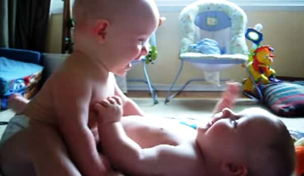 Tvillingene har ikke lært å snakke enda, men hvordan de kommuniserer med hverandre er så vakkert!