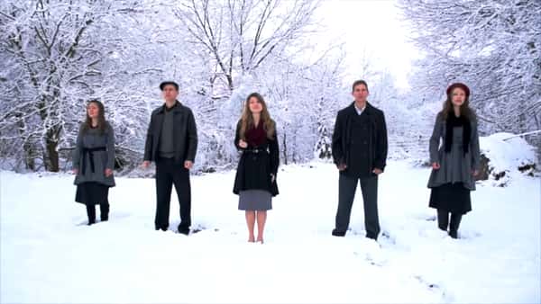 Fem søsken stiller seg på rekke i snøen. Når de begynner å synge skaper de julemagi!
