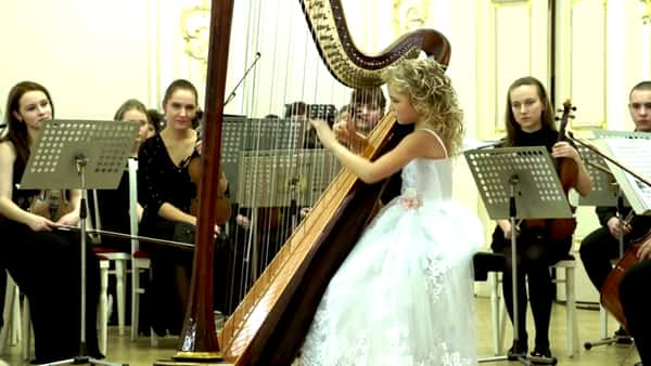 9-årigen setter seg ved harpen og viser hvorfor hun blir kalt et musikalsk vidunderbarn!