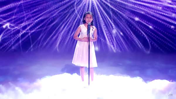 Alle er skeptiske når 11-åringen sier at hun skal synge en sang av Whitney  – men når de får høre henne får de bakoversveis!