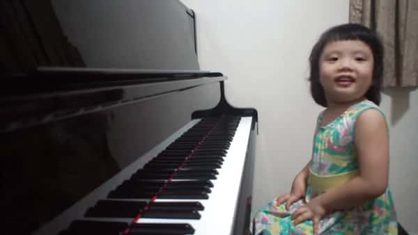 Mamma spør om treåringen kan spille for henne, utrolig nok svarer den lille jenta med å spille Bach!