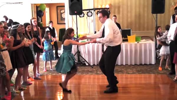 Far og datter overrasker gjestene med den beste dansen noensinne – dette klippet har faktisk blitt sett over 24 millioner ganger!