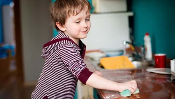 Barn som hjelper til med husarbeidet blir mer fremgangsrike i livet!