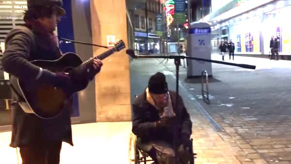 Den hjemløse mannen ber om å få synge med gatemusikanten, i det han åpner munnen overrasker han alle!