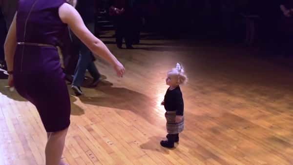 Kvinnen prøver å ta barnet bort fra dansegulvet, men like etter er det den lille jenta som stjeler showet!