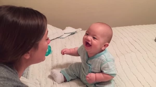 Mamma låner en av babyens smokker, se den herlige reaksjonen til den lille gutten!
