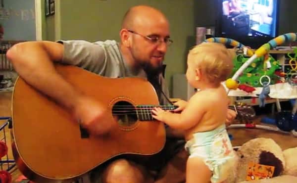 Pappa spiller gitar for datteren, og oppdager snart at hun har «skjulte talenter»!