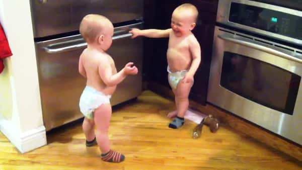 Tvillingbrødrene slår av en prat på kjøkkenet – den søte samtalen deres har sjarmert en hel verden!