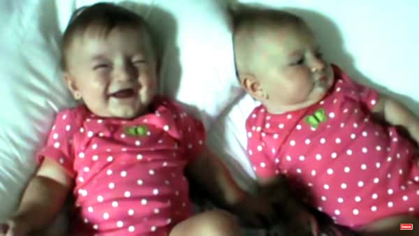 Tvillingene har lagt seg i sengen, men se når jenta til høyre begynner å tøyse med søsteren sin!