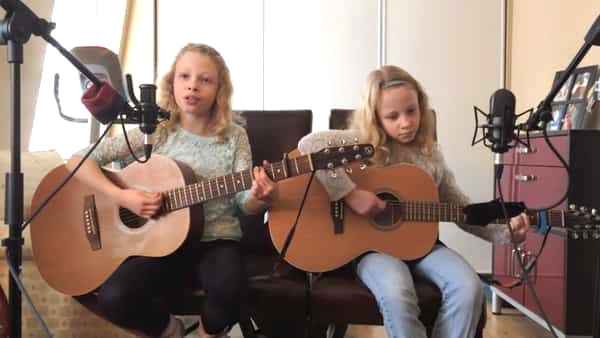 Tvillingsøstrene på 10 år synger «I`m Yours», og stemmene deres matcher hverandre helt perfekt!