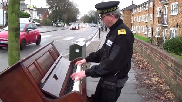 Noen har slengt fra seg et piano på fortauet – og parkeringsvakten imponerer med å spille Boogie-Woogie!