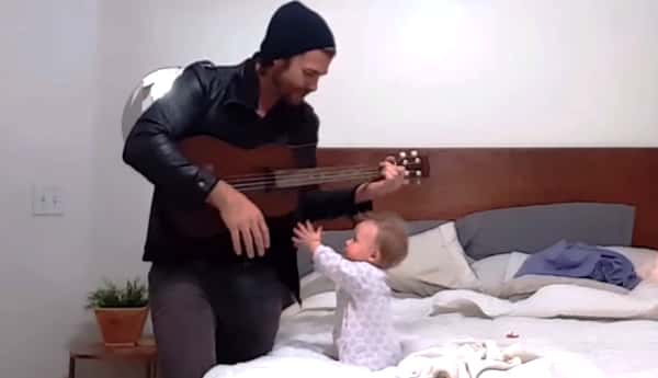 Pappa synger og spiller gitar for datteren sin, reaksjonen til den lille jenta er bare helt nydelig!