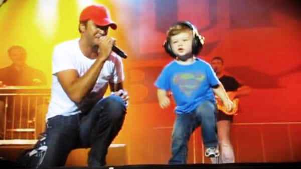 Countrystjernen tar med sønnen på scenen – gjett hvem som stjeler hele showet!