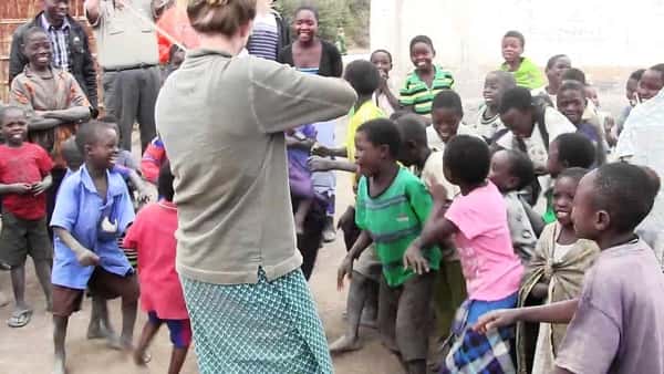 De afrikanske barna får høre fiolinmusikk for første gang – se den søte reaksjonen!