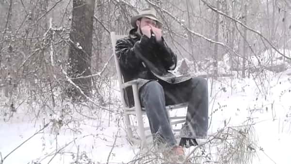 Han sitter alene i snøen og spiller «Amazing Grace» på munnspillet sitt – så utrolig vakkert!