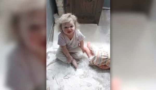 Mamma overrasker ettåringen på badet – og får sjokk når hun ser hva datteren har gjort!