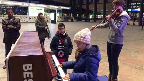 Da søstrene spiller ‘Halleluja’ på jernbanestasjonen stopper folk opp for å lytte – dette er vakkert!