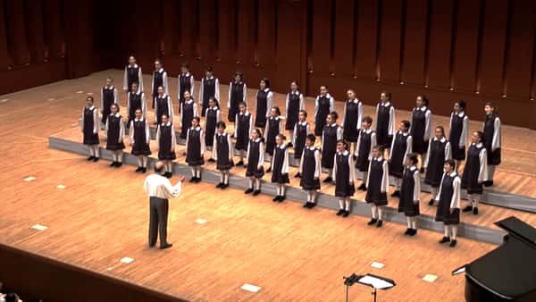 39 jenter synger i ‘Edelweiss’ i kor, og hypnotiserer nesten publikum med sine engleaktige stemmer!