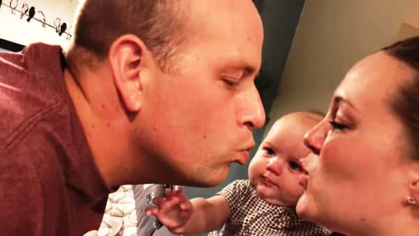 Mamma og pappa kysser hverandre, og reaksjonen til babyen er bare helt ubetalelig!