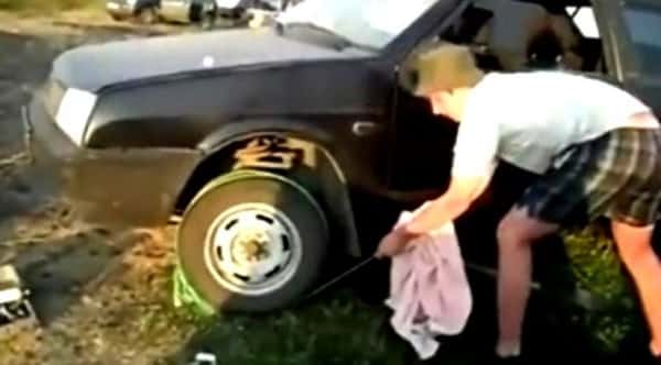 Batteriet er flatt på bilen – men for denne russeren er ikke det noe problem!