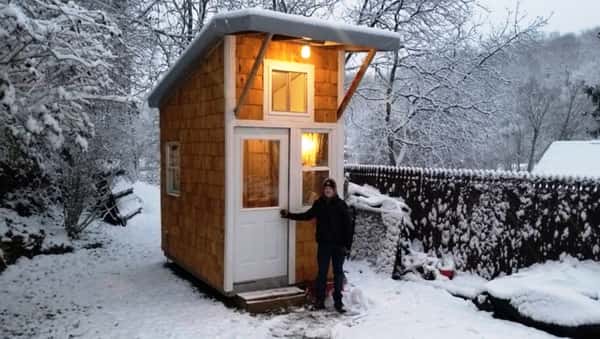 13-åringen bestemte seg for å bygge seg et eget hus, men bare se når han åpner døren!