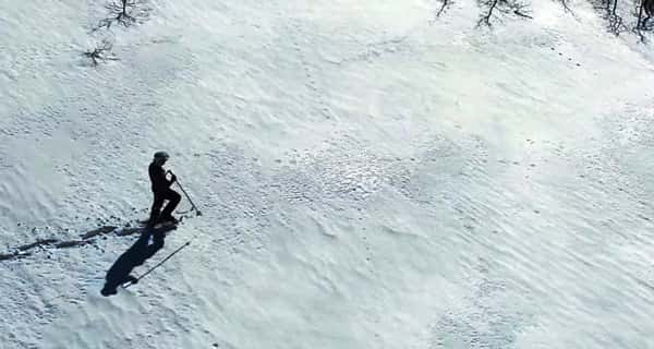 Han tråkker rundt i snøen på truger, men bare vent til du får se hva han skaper i fra luften!