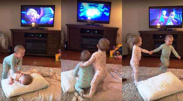Tvillingene ser på en Disneyfilm – når mamma ser hva de gjør løper hun og henter kamera!