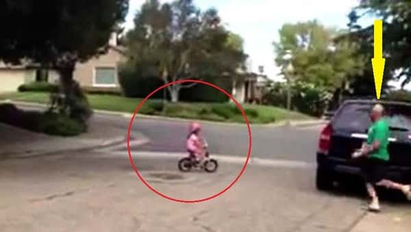 Mamma filmer mens datteren sykler på gårdsplassen, men sjekk farens lynraske reaksjon da det nesten går veldig galt!