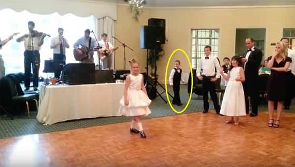 Den ni år gamle jenta danser Irsk folkedans, men følg med på lillebror som står bak henne