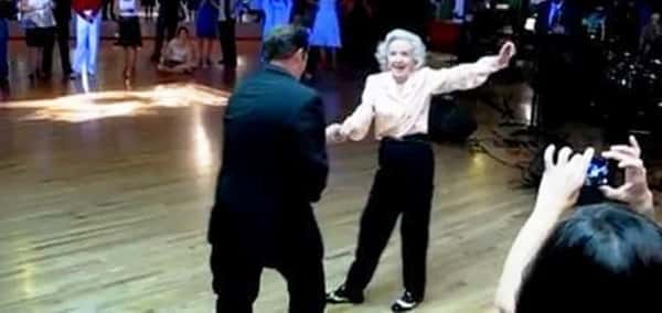 90-åringen inntar dansegulvet, men ingen hadde forventet å se dette!