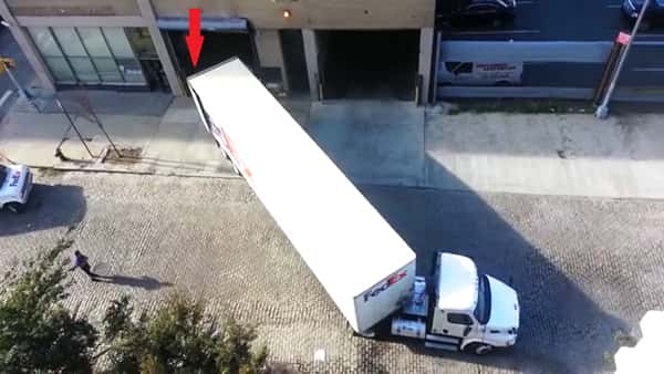 En trailer står på tvers av veien – men se når sjåføren begynner å rygge!